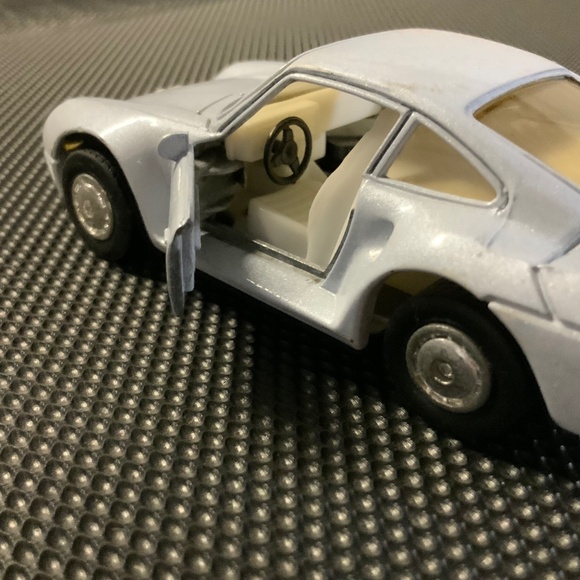Porsche 959 1/36 Scale Toy Car - Picture 7 of 11
